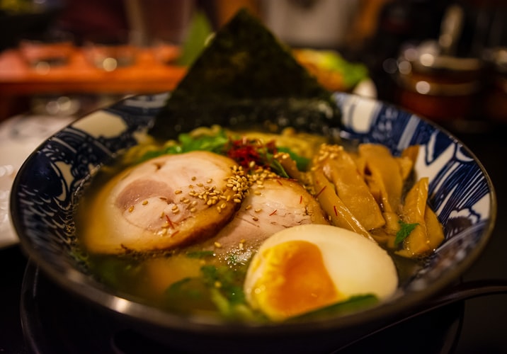 お酒の後になぜラーメンを食べたくなるのか？